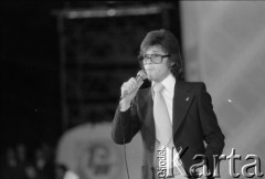 Czerwiec 1976, Zielona Góra, Polska.
Edward Hulewicz w czasie koncertu na XII Festiwalu Piosenki Radzieckiej.
Fot. Romuald Broniarek, zbiory Ośrodka KARTA