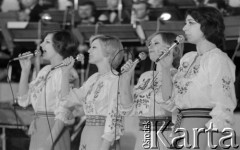 Czerwiec 1976, Zielona Góra, Polska.
Uczestnicy XII Festiwalu Piosenki Radzieckiej w czasie koncertu.
Fot. Romuald Broniarek, zbiory Ośrodka KARTA