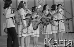 Czerwiec 1976, Zielona Góra, Polska.
Żeński zespół muzyczny na XII Festiwalu Piosenki Radzieckiej.
Fot. Romuald Broniarek, zbiory Ośrodka KARTA