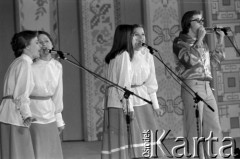 Czerwiec 1976, Zielona Góra, Polska.
Zespół muzyczny w czasie występu na XII Festiwalu Piosenki Radzieckiej.
Fot. Romuald Broniarek, zbiory Ośrodka KARTA