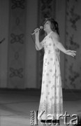 Czerwiec 1976, Zielona Góra, Polska.
Jedna z uczestniczek XII Festiwalu Piosenki Radzieckiej w czasie koncertu.
Fot. Romuald Broniarek, zbiory Ośrodka KARTA