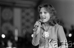 Czerwiec 1976, Zielona Góra, Polska.
Jedna z uczestniczek XII Festiwalu Piosenki Radzieckiej w czasie koncertu.
Fot. Romuald Broniarek, zbiory Ośrodka KARTA