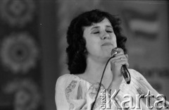 Czerwiec 1976, Zielona Góra, Polska.
Jedna z uczestniczek XII Festiwalu Piosenki Radzieckiej w czasie koncertu.
Fot. Romuald Broniarek, zbiory Ośrodka KARTA