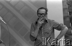 Czerwiec 1976, Zielona Góra, Polska.
Reżyser Janusz Rzeszewski w czasie prób XII Festiwalu Piosenki Radzieckiej.
Fot. Romuald Broniarek, zbiory Ośrodka KARTA
