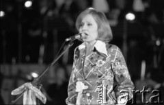 Czerwiec 1976, Zielona Góra, Polska.
Ewa Śnieżanka w czasie koncertu na XII Festiwalu Piosenki Radzieckiej.
Fot. Romuald Broniarek, zbiory Ośrodka KARTA