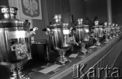 Czerwiec 1976, Zielona Góra, Polska.
Samowary - nagrody dla laureatów XII Festiwalu Piosenki Radzieckiej.
Fot. Romuald Broniarek, zbiory Ośrodka KARTA