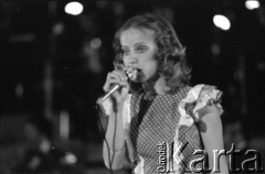 Czerwiec 1976, Zielona Góra, Polska.
Jedna z uczestniczek XII Festiwalu Piosenki Radzieckiej.
Fot. Romuald Broniarek, zbiory Ośrodka KARTA