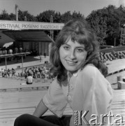 Czerwiec 1976, Zielona Góra, Polska.
Portret jednej z uczestniczek XII Festiwalu Piosenki Radzieckiej na tle sceny festiwalowej.
Fot. Romuald Broniarek, zbiory Ośrodka KARTA