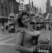 Czerwiec 1976, Zielona Góra, Polska.
Jedna z uczestniczek XII Festiwalu Piosenki Radzieckiej na zielonogórskim deptaku.
Fot. Romuald Broniarek, zbiory Ośrodka KARTA