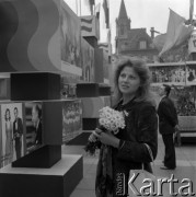 Czerwiec 1976, Zielona Góra, Polska.
Jedna z uczestniczek XII Festiwalu Piosenki Radzieckiej na zielonogórskim deptaku.
Fot. Romuald Broniarek, zbiory Ośrodka KARTA