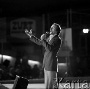 Czerwiec 1976, Zielona Góra, Polska.
Uczestnik XII Festiwalu Piosenki Radzieckiej w czasie występu.
Fot. Romuald Broniarek, zbiory Ośrodka KARTA