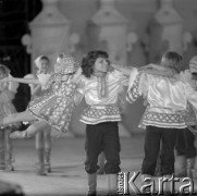 Czerwiec 1976, Zielona Góra, Polska.
Folklorystyczny zespół dziecięcy w czasie występu na XII Festiwalu Piosenki Radzieckiej.
Fot. Romuald Broniarek, zbiory Ośrodka KARTA