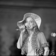 Czerwiec 1976, Zielona Góra, Polska.
Jedna z uczestniczek XII Festiwalu Piosenki Radzieckiej. 
Fot. Romuald Broniarek, zbiory Ośrodka KARTA