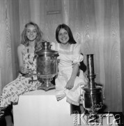 Czerwiec 1976, Zielona Góra, Polska.
Z lewej Lidia Strzelecka, uczestniczka XII Festiwalu Piosenki Radzieckiej przy festiwalowych nagrodach.
Fot. Romuald Broniarek, zbiory Ośrodka KARTA