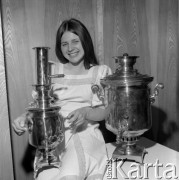 Czerwiec 1976, Zielona Góra, Polska.
Jedna z uczestniczek XII festiwalu Piosenki Radzieckiej przy festiwalowych nagrodach.
Fot. Romuald Broniarek, zbiory Ośrodka KARTA