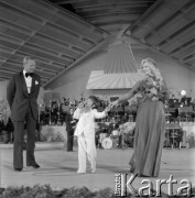 Czerwiec 1976, Zielona Góra, Polska.
Konferansjerzy - Krystyna Loska i Jan Suzin z najmłodszym uczestnikiem XII Festiwalu Piosenki Radzieckiej.
Fot. Romuald Broniarek, zbiory Ośrodka KARTA.