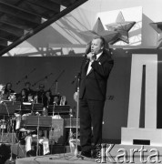 10-12.06.1977, Zielona Góra, Polska.
XIII Festiwal Piosenki Radzieckiej. Przy mikrofonie Bernard Ładysz.
Fot. Romuald Broniarek, zbiory Ośrodka KARTA
