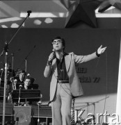 12.06.1977, Zielona Góra, Polska.
Jerzy Połomski na XIII Festiwal Piosenki Radzieckiej. Akompaniują połączone orkiestry warszawskiego 