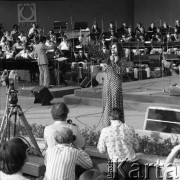 10-12.06.1977, Zielona Góra, Polska.
Krystyna Prońko na XIII Festiwalu Piosenki Radzieckiej. Akompaniują połączone orkiestry warszawskiego teatru 