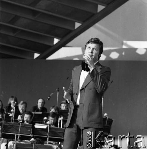 12.06.1977, Zielona Góra, Polska.
Lew Leszczenko na XIII Festiwalu Piosenki Radzieckiej. Akompaniują połączone orkiestry warszawskiego teatru 