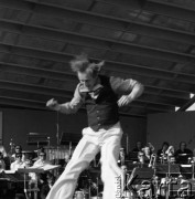 11-12.06.1977, Zielona Góra, Polska.
XIII Festiwal Piosenki Radzieckiej. Próba przed Koncertem Przyjaźni. Na scenie Andrzej Rosiewicz z zespołem Hagaw.
Fot. Romuald Broniarek, zbiory Ośrodka KARTA
