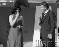 12.06.1977, Zielona Góra, Polska.
Maria Borecka i Stanisław Mikulski jako konferansjerzy na XIII Festiwal Piosenki Radzieckiej.
Fot. Romuald Broniarek, zbiory Ośrodka KARTA
