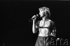 11-12.06.1977, Zielona Góra, Polska.
Jedna z uczestniczek XIII Festiwal Piosenki Radzieckiej. Koncert laureatów. 
Fot. Romuald Broniarek, zbiory Ośrodka KARTA
