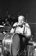 10-12.06.1977, Zielona Góra, Polska.
XIII Festiwal Piosenki Radzieckiej. Jacek Nieżychowski, akompaniator Andrzeja Rosiewicza. Na drugim planie zespół Hagaw.
Fot. Romuald Broniarek, zbiory Ośrodka KARTA
