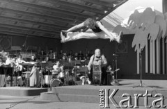 10-12.06.1977, Zielona Góra, Polska.
XIII Festiwal Piosenki Radzieckiej. Na scenie Andrzej Rosiewicz i Jacek Nieżychowski oraz zespół Asocjacja Hagaw.
Fot. Romuald Broniarek, zbiory Ośrodka KARTA
