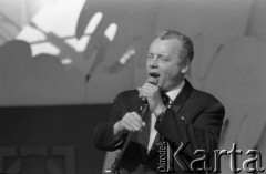 10-12.06.1977, Zielona Góra, Polska.
XIII Festiwal Piosenki Radzieckiej. Koncert Przyjaźni. Przy mikrofonie Bernard Ładysz. 
Fot. Romuald Broniarek, zbiory Ośrodka KARTA
