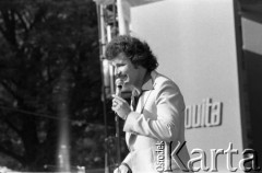 10-12.06.1977, Zielona Góra, Polska.
XIII Festiwal Piosenki Radzieckiej. Próba przed Koncertem Przyjaźni. Przy mikrofonie Krzysztof Krawczyk. 
Fot. Romuald Broniarek, zbiory Ośrodka KARTA
