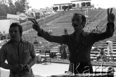 11-12.06.1977, Zielona Góra, Polska.
XIII Festiwal Piosenki Radzieckiej. Lew Leszczenko w czasie próby przed występem. Dyryguje Czesław Majewski.
Fot. Romuald Broniarek, zbiory Ośrodka KARTA
