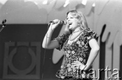 10-12.06.1977, Zielona Góra, Polska.
Irena Woźniacka na XIII Festiwalu Piosenki Radzieckiej. 
Fot. Romuald Broniarek, zbiory Ośrodka KARTA

