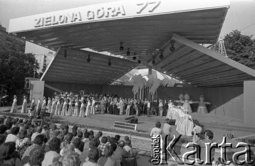 11-12.06.1977, Zielona Góra, Polska.
XIII Festiwal Piosenki Radzieckiej. Koncert laureatów, próba. Akompaniują połączone orkiestry warszawskiego 