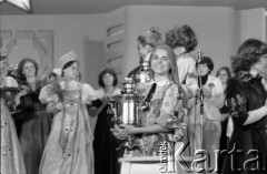 11-12.06.1977, Zielona Góra, Polska.
Uczestniczka XIII Festiwalu Piosenki Radzieckiej z pucharem. 
Fot. Romuald Broniarek, zbiory Ośrodka KARTA
