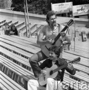 Czerwiec 1979, Zielona Góra, Polska.
Uczestnicy XV Festiwalu Piosenki Radzieckiej grają na gitarach. 
Fot. Romuald Broniarek, zbiory Ośrodka KARTA
