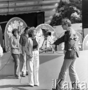 Czerwiec 1979, Zielona Góra, Polska.
Alicja Majewska podczas rozmawy z Januszem Rzeszewskim, reżyserem XV Festiwalu Piosenki Radzieckiej.   
Fot. Romuald Broniarek, zbiory Ośrodka KARTA
