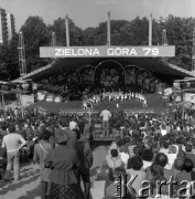 Czerwiec 1979, Zielona Góra, Polska.
Występ zespołu na XV Festiwalu Piosenki Radzieckiej. Na pierwszym planie publiczność.
Fot. Romuald Broniarek, zbiory Ośrodka KARTA
