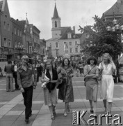 Czerwiec 1979, Zielona Góra, Polska.
Grupa uczestników XV Festiwalu Piosenki Radzieckiej podczas spaceru po Rynku. 
Fot. Romuald Broniarek, zbiory Ośrodka KARTA
