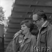 Czerwiec 1979, Zielona Góra, Polska.
Uczestniczka Irena Kotems z Januszem Rzeszewskim, reżyserem XV Festiwalu Piosenki Radzieckiej.  
Fot. Romuald Broniarek, zbiory Ośrodka KARTA
