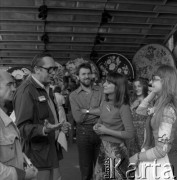 Czerwiec 1979, Zielona Góra, Polska.
XV Festiwal Piosenki Radzieckiej. Reżyser Janusz Rzeszewski (2. z lewej) podczas rozmowy z uczestniczkami. 
Fot. Romuald Broniarek, zbiory Ośrodka KARTA
