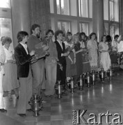 Czerwiec 1979, Zielona Góra, Polska.
Uczestnicy XV Festiwalu Piosenki Radzieckiej. Przed nimi stoją puchary w kształcie samowara.  
Fot. Romuald Broniarek, zbiory Ośrodka KARTA
