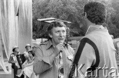 Czerwiec 1980, Zielona Góra, Polska.
Mieczysław Święcicki w czasie próby na XVI Festiwalu Piosenki Radzieckiej.
Fot. Romuald Broniarek, zbiory Ośrodka KARTA