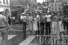 Czerwiec 1980, Zielona Góra, Polska.
Sesja zdjęciowa na placu Bohaterów Stalingradu podczas XVI Festiwalu Piosenki Radzieckiej. 
Fot. Romuald Broniarek, zbiory Ośrodka KARTA