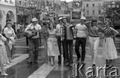 Czerwiec 1980, Zielona Góra, Polska.
Sesja zdjęciowa na placu Bohaterów Stalingradu podczas XVI Festiwalu Piosenki Radzieckiej. 
Fot. Romuald Broniarek, zbiory Ośrodka KARTA