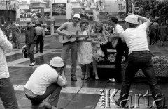 Czerwiec 1980, Zielona Góra, Polska.
Sesja zdjęciowa na placu Bohaterów Stalingradu podczas XVI Festiwalu Piosenki Radzieckiej. 
Fot. Romuald Broniarek, zbiory Ośrodka KARTA