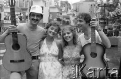 Czerwiec 1980, Zielona Góra, Polska.
Sesja zdjęciowa na placu Bohaterów Stalingradu podczas XVI Festiwalu Piosenki Radzieckiej. 
Fot. Romuald Broniarek, zbiory Ośrodka KARTA