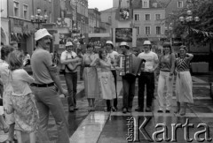 Czerwiec 1980, Zielona Góra, Polska.
Sesja zdjęciowa na placu Bohaterów Stalingradu podczas XVI Festiwalu Piosenki Radzieckiej. 
Fot. Romuald Broniarek, zbiory Ośrodka KARTA