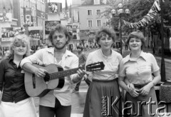 Czerwiec 1980, Zielona Góra, Polska.
Sesja zdjęciowa na placu Bohaterów Stalingradu podczas XVI Festiwalu Piosenki Radzieckiej. 
Fot. Romuald Broniarek, zbiory Ośrodka KARTA