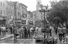 Czerwiec 1980, Zielona Góra, Polska.
Przechodnie na placu Bohaterów Stalingradu podczas XVI Festiwalu Piosenki Radzieckiej. 
Fot. Romuald Broniarek, zbiory Ośrodka KARTA